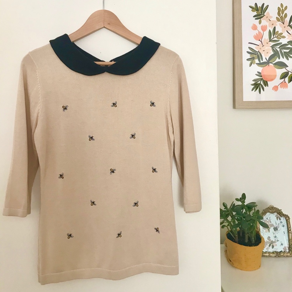 Bee sweater with black collar